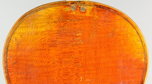 Gravure sur un fond de violon